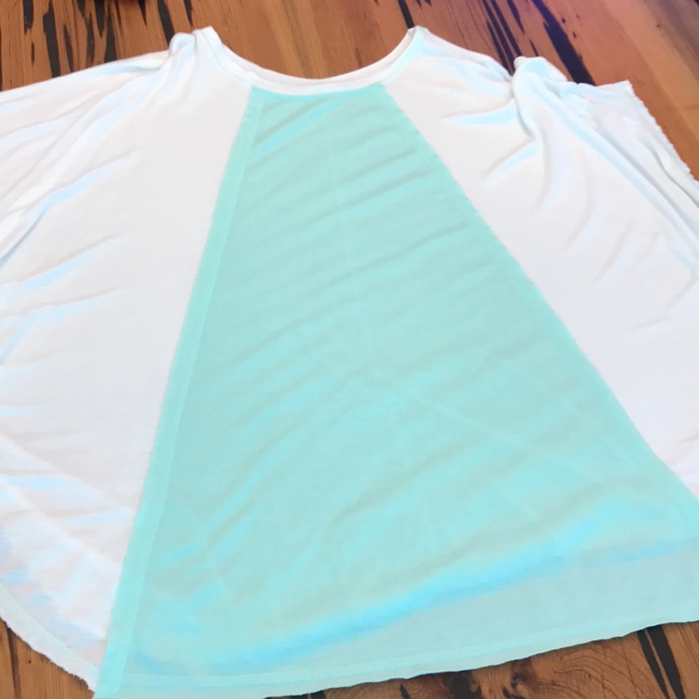 Free-flowing sea-foam green and cream